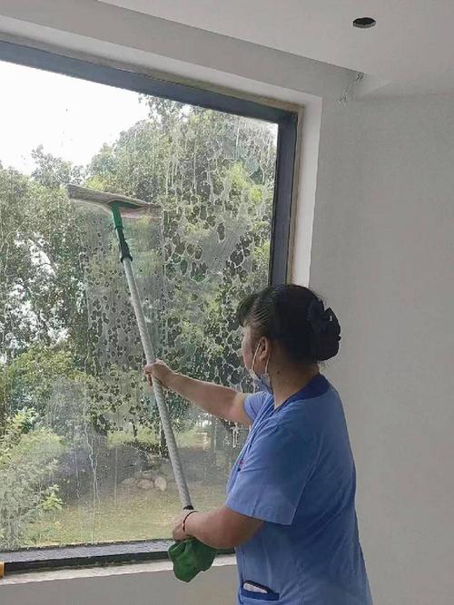 开荒保洁是否包含玻璃清洗?专业保洁服务范围解析