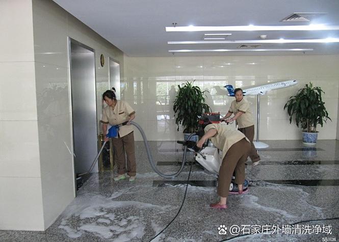 更重要的是,玻璃清专业拖地图片日常保洁工厂卫生间保洁日常保洁作业